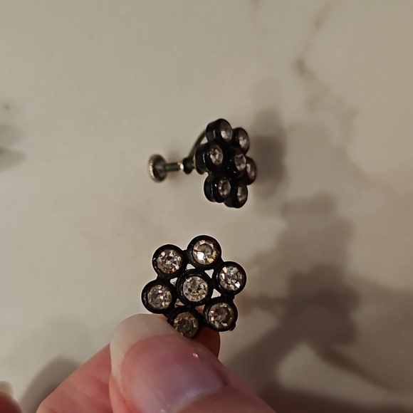 9 Pairs of Vintage Clip on Earrings - Picture 7 of 10